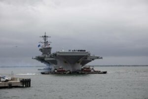워싱턴의 연료 보급 문제 이후 미 해군은 항모에 대한 새로운 계획을 주시합니다.