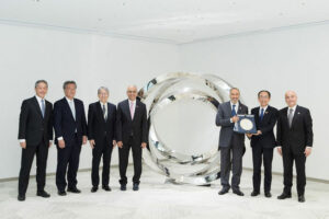 Alban puheenjohtaja vierailee Mitsubishi Heavy Industriesin tiloissa Japanissa
