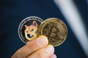 Bitcoin-transaksjonsvolum tanker mens Dogecoin når 16-ukers høyeste