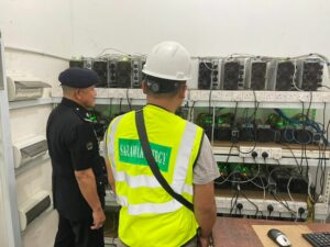 Myndighetene i Borneo beslaglegger ulovlige kryptogruvearbeidere som stikker av fra stjålet strøm