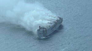 载有 500 辆电动汽车的货船在海上起火 - 底特律局
