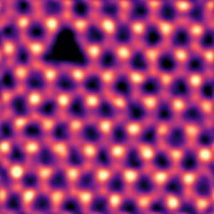 Електронний «удар» видаляє окремі атоми з двовимірного матеріалу – Physics World