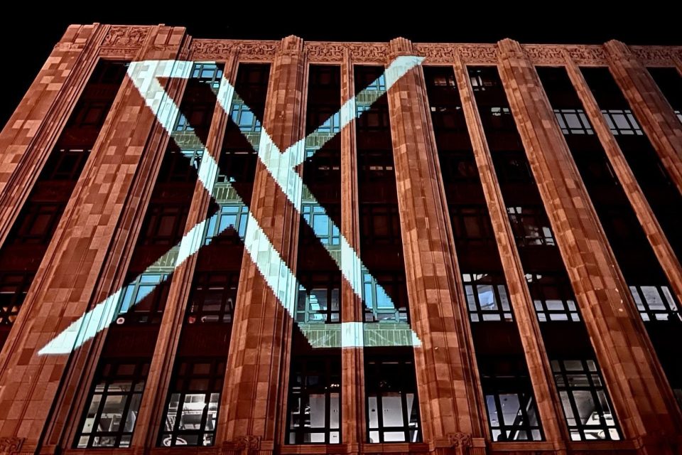 Ілон Маск ребрендингує Twitter на «X», замінює знаковий логотип птаха, щоб відобразити його бачення «програми для всього»
