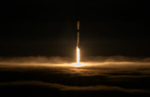 Falcon 9 пробивает туман при первом запуске спутников Starlink второго поколения на Западном побережье