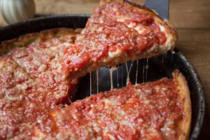 Arrecadação de fundos com sabor: como a Lou Malnati's Pizza apoia causas locais - GroupRaise
