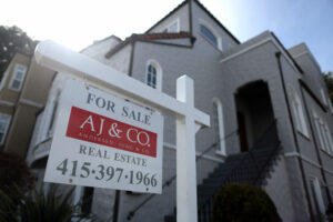 Os preços das casas estão atingindo novos máximos novamente, à medida que as taxas altas pressionam a oferta