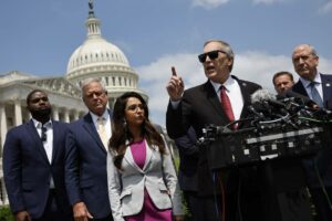 Husets demokrater löser försvarspropositionen när GOP röstar för att upphäva abortpolitiken