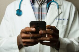 VoIP と IoT が連携して医療を変革する方法