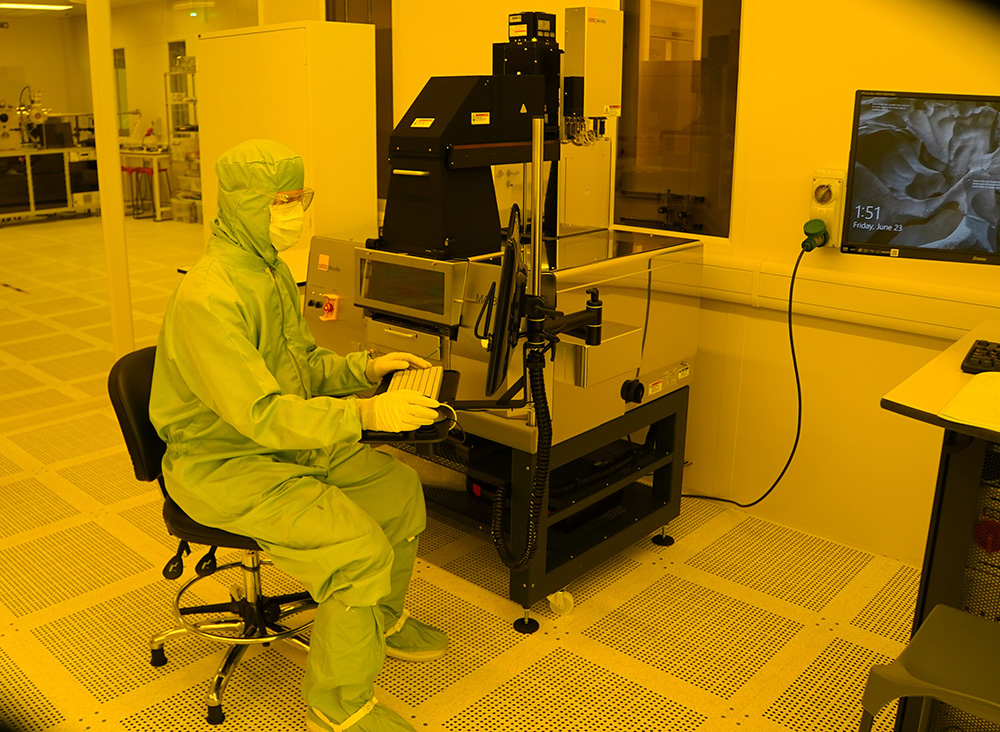 Inseto leverer udstyr til Cardiff's Institute for Compound Semiconductors