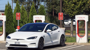 "Det er bare en plugg": En rivaliserende EV-sjef selges ikke på Teslas ladeteknologi - Autoblog