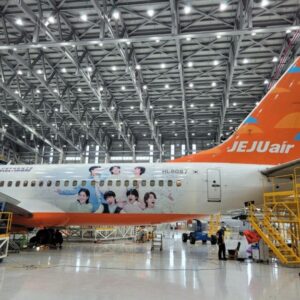 Jeju Air avduker en BTS-logojet
