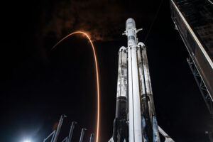 ライブカバレッジ: SpaceX Falcon Heavy が史上最も重い商用通信衛星を打ち上げる予定