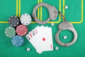 Un bărbat agresează o persoană cu un singur picior, se rotește la masa de poker din Vegas