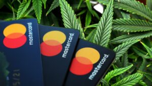 Mastercard объявляет о запрете транзакций по дебетовым картам для покупок в банках