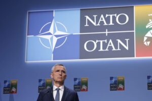 NATO-chefen forsvarer Ukraines vej til medlemskab efter bogen