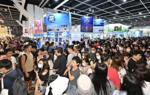 Nästan 1 miljon besökare flockas till bokmässan i Hong Kong