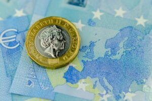 Napoved funta za evro dvignjena