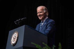 El presidente Biden es 'muy abierto de mente' sobre los psicodélicos para el tratamiento médico