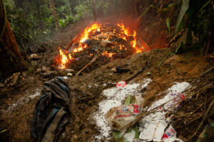 보고서는 코카인 거래가 페루 원주민 영토를 어떻게 덮쳤는지 강조합니다.