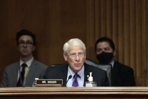 Senatens försvarslag driver på för utgifter över skuldtaket