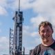 SpaceX는 Booster 9를 궤도 발사 마운트로 이동합니다.