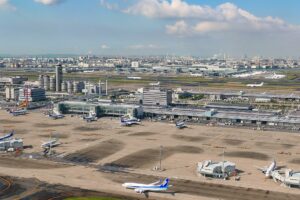टोक्यो हानेडा हवाई अड्डे का टर्मिनल 2 तीन साल तक कोविड से संबंधित बंद रहने के बाद फिर से खुल गया