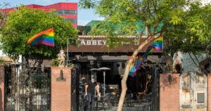 The Abbey ، ملهى ليلي مثلي الجنس في ويست هوليود الشهير ، معروض للبيع