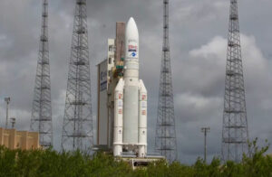 O último foguete europeu Ariane 5 chega à plataforma de lançamento para sua contagem regressiva final