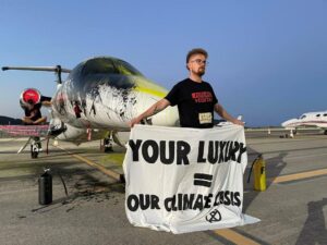 Drei Umweltaktivisten wurden verhaftet, nachdem sie unbefugt die Landebahn des Flughafens Ibiza betreten und einen Privatjet mit Farbe besprüht hatten