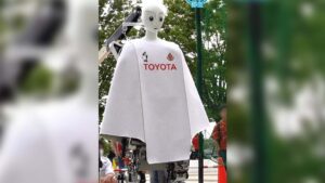 Toyota rakensi vetykäyttöisen autonomisen robotin potkimaan jalkapalloja