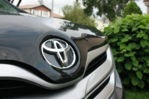 Toyota afferma di poter dimezzare le dimensioni, il costo e il peso delle batterie dei veicoli elettrici