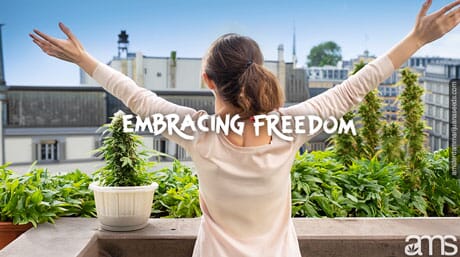 gelukkige vrouw met open armen kweekt cannabisplanten op het terras