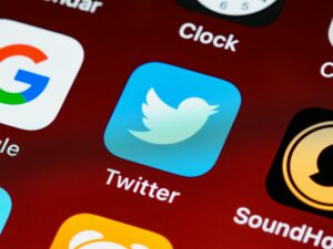 Twitter отказывается от строгих требований к входу в систему