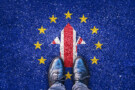 EU と英国の旗
