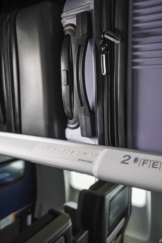 United ist die erste US-Fluggesellschaft, die die Innenausstattung von Flugzeugkabinen mit Blindenschrift ausstattet