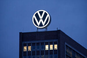 Volkswagen znižal cilj dobav do leta 2023 zaradi težav z dobavno verigo