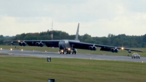 Kijk hoe een B-52 landingsbaanlichten vernietigt terwijl hij scheef taxiënd tijdens 'Crabwalk' op RAF Fairford