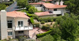 Τι είναι αυτό που κάνει τα πολυτελή σπίτια στο Rolling Hills Estates να γλιστρούν σε ένα φαράγγι; Να τι ξέρουμε