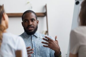 מדוע כל כך מעט גברים שחורים הופכים למורים? - EdSurge News
