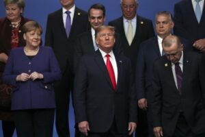 Dengan memperhatikan Trump, Senat memilih untuk mempersulit penarikan NATO
