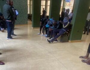 19 rekrutan polisi ditangkap karena menyerang warga sipil di CBD Harare - Sambungan Program Ganja Medis