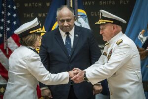 Le chef de la marine par intérim prend le contrôle d'une flotte à l'aube de changements majeurs