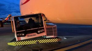 Aeromexico Boeing 737-800 bliver beskadiget under bugsering