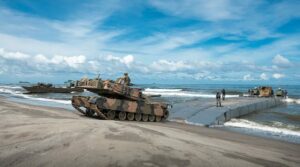 Australian, filippiiniläisen ja Yhdysvaltain joukot harjoittelevat saaren valtaamista takaisin harjoituksessa lähellä Etelä-Kiinan merta