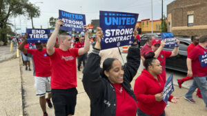 자동차 노동자들은 UAW 지도자들이 디트로이트 회사들에 대한 파업을 촉구하도록 압도적으로 투표했습니다.