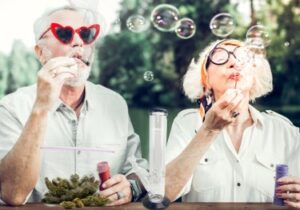 Baby Boomers rusar till cannabis som ett sätt att förbättra minnesfunktion och humör som CNN rapporterar