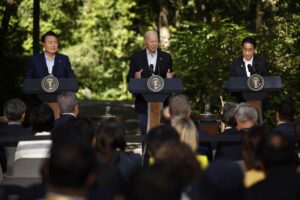 Biden új védelmi kötelezettségvállalásokat közvetít Japán és Dél-Korea között