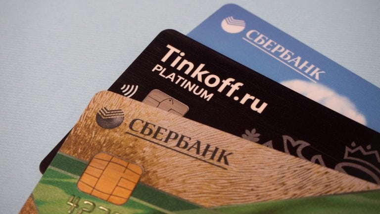 바이낸스, 미국 제재 조사 속에서 러시아 은행 카드 이름 변경