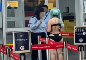 Clash cosplay de l'influenceuse brésilienne Kine-Chan à l'aéroport brésilien