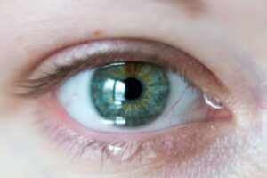 การศึกษาการเคลื่อนที่ของบราวเนียนแสดงให้เห็นว่าน้ำตาจริงมีความหนืดมากกว่าน้ำตาเทียม - โลกฟิสิกส์
